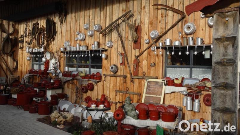 Alles, was früher in Haus, Hof und in der Küche gebraucht wurde, haben Doris und Werner Wendl aus Hahnbach in rund 20 Jahren zusammengetragen. Bild: hka