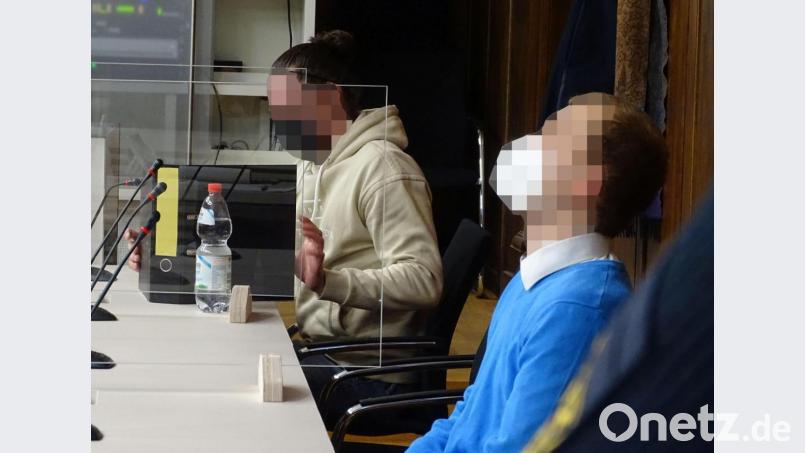 Im Prozess um den Bombenbastler von Burglengenfeld (das Bild entstand zum Prozessauftakt vergangene Woche) sind die Urteile gefallen. Der 30-jährige Hauptangeklagte (im Hintergrund) bekam fast sechs Jahre Haft, sein ehemaliger Kumpel (21), der den Sprengsatz vor der Burglengenfelder Polizeiwache ablegen sollte, 15 Monate mit Bewährung. Bild: hwo