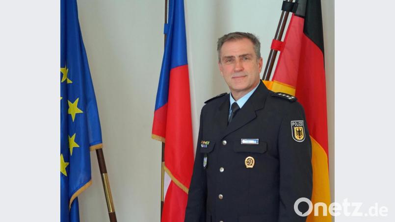 Erster Polizeihauptkommissar Markus Leitl wurde als neuer Koordinator beim "Gemeinsamen Zentrum der deutsch-tschechischen Polizei- und Zollzusammenarbeit" vorgestellt. Bild: Franz Völkl/Inspektion Waidhaus/exb