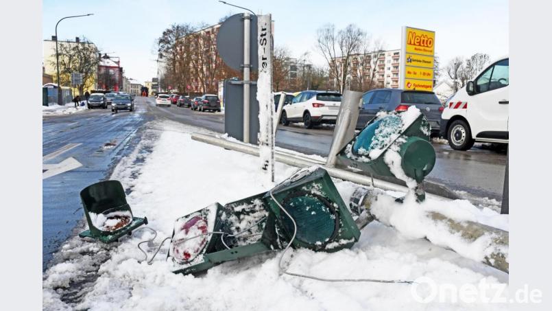 Bei Schneeglätte rutscht am Dienstagnachmittag ein Pkw gegen die Ampelanlage an der Kreuzung Brenner-Schäffer-Straße/Dr.-Pfleger-Straße und beschädigt diese. Bild: Gabi Schönberger
