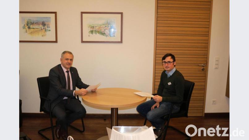 Integrationslotse David Runschke (rechts) erläuterte Landrat Roland Grillmeier seine künftigen Arbeitsschwerpunkte zur Integration von Neubürgern im Landkreis. Bild: Walter Brucker/Landratsamt Tirschenreuth/exb