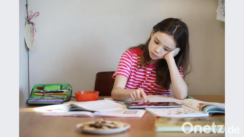 Eine große Rolle spiele der Lernort. &quot;Die Eltern wollen das gern steuern. Die Kinder sollen in der Küche oder in ihren Zimmern lernen.&quot; Sitze der Bub plötzlich im Flur oder am Wohnzimmerfußboden, komme die elterliche Ermahnung, so könne man nicht lernen. &quot;Man kann&quot;, betont Blumberg. Im Gegenteil würde ein Strategiewechsel gut tun. Bild: Anke Thomass – stock.adobe.com