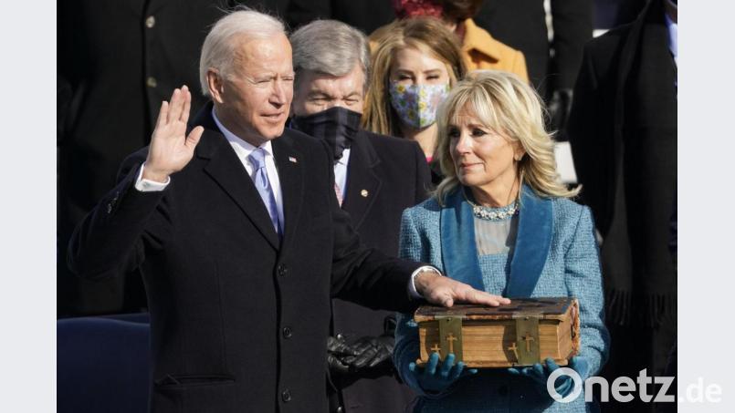Joe Biden wird als 46. Präsident der Vereinigten Staaten vereidigt, während Jill Biden die Bibel während der Amtseinführung des Präsidenten hält. Bild: Andrew Harnik/AP/dpa