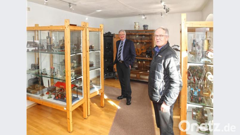 (von links) Bürgermeister Johannes Reger und Museumsleiter Manfred Klöble in der Sonderausstellung &quot;Dampfmaschinen&quot; Bild: njn