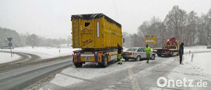 Auf der B 85 stieß ein schleudernder Audifahrer an der Ausfahrt in Höhe der Krötenseeschule mit einem nachfolgenden Sattelschlepper frontal zusammen. Bild: Polizei Sulzbach-Rosenberg