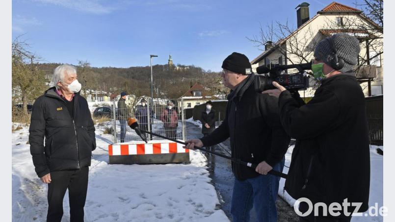 Anwohner Manfred Postler (links) im Interview mit dem ZDF-Team – Ludwig P. Klug und Kameramann Christian Emmerke. Bild: Petra Hartl