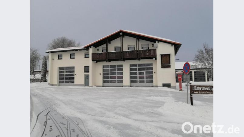 Das Fuchsmühler Feuerwehrhaus (Bild) beherbergt ein Mehrzweckfahrzeug, ein Tanklöschfahrzeug und ein Hilfeleistungsfahrzeug. Die Feuerwehr mit ihren 35 Aktiven ist Tag und Nacht einsatzbereit. Bild: Markus Ulrich/exb