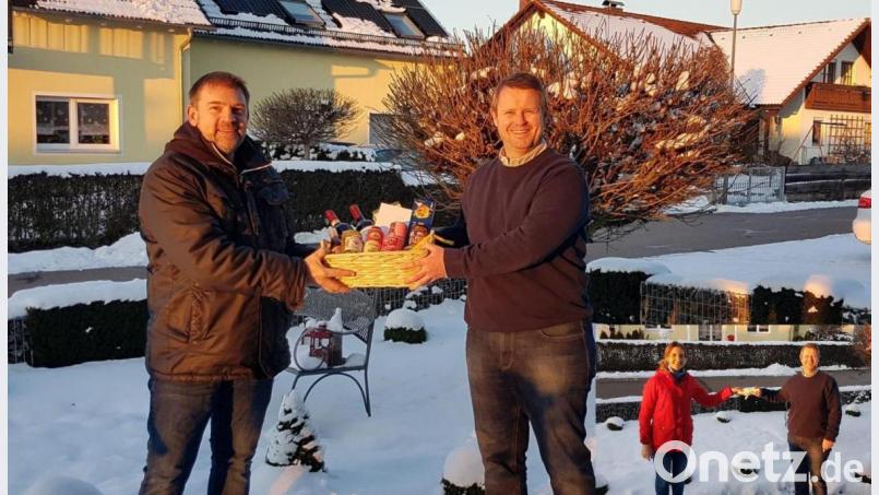 Im coronakonformen Abstand dankten zeitlich versetzt Martin Nickl im Namen des TSV und Steffi Kaiser-Lehner für den Förderverein dem Kassier Markus Dimper. Bild: gz