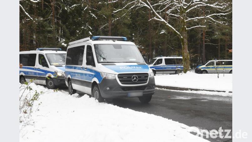 Mit einem Großaufgebot der bayerischen Bereitschaftspolizei, Spürhunden und mit einem Hubschrauber wird am Dienstag nach einem Raubüberfall im Weidener Westen die nähere Umgebung nach dem Flüchtigen abgesucht. Bild: Gabi Schönberger