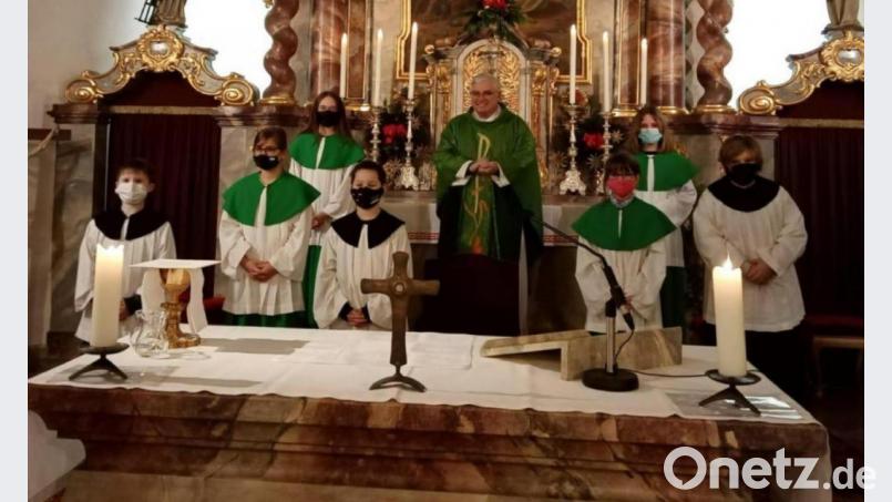 Die neuen Ministranten (von links) Sandro Hirn, Laura Borowski, Moritz Braun, Sophie Stöckerl und Tobias Leopold mit Pfarrer Eugen Wismeth. Bild: amö
