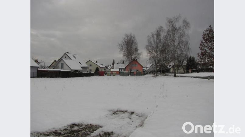 Das Gelände beim Feuerwehrhaus war Thema der letzten Marktgemeinderatssitzung, es soll nicht direkt als Festplatz zur Verfügung stehen. Der Stellplatz für die Container wird wieder auf den Platz verlegt. Bild: sei