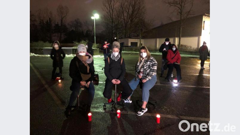 Friseurmeisterin Jennifer Nirschl (Mitte) hat gemeinsam mit ihren Mitarbeiterinnen am Montagabend in Regensburg gegen die Salonschließungen demonstriert. Bild: Jennifer Nirschl/exb