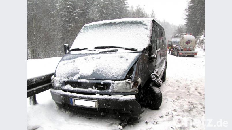 Der Ford Transit war am Dienstag nach der Kollision auf der B 14 nicht mehr fahrbereit. Bild: Polizei Sulzbach-Rosenberg