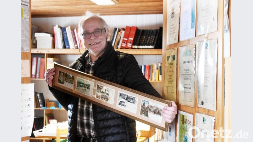 Norbert Haidl ist Postkartensammler aus Leidenschaft. Vor vielen Jahren machte er sein Hobby zum Beruf. Seit 2018 wohnt er in Eslarn. Bild: Gabi Schönberger
