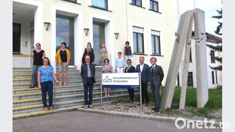 Ärztlicher Leiter Dr. Richard Wagner, kaufmännischer Leiter Georg Keil, Bürgermeister Martin Birner und chirurgischer Facharzt Walter Heigenhauser (von rechts) postierten sich gemeinsam mit dem Personal am Eingangsbereich des Gesundheitszentrums Ostoberpfalz. Bild: Hirsch