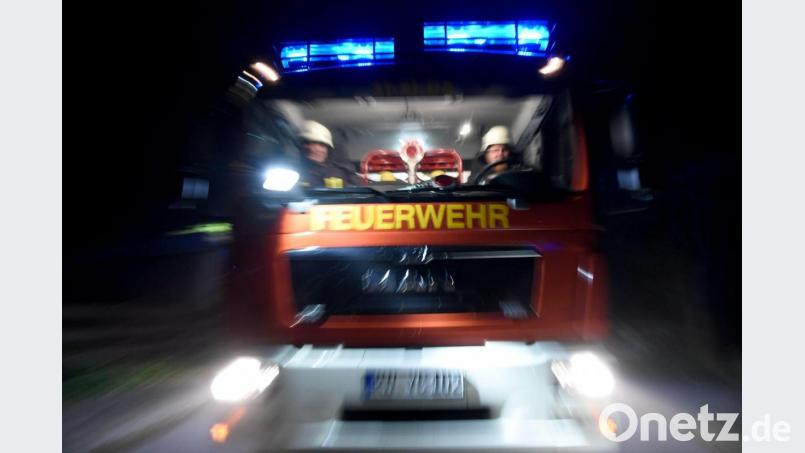 Ein Löschfahrzeug fährt mit Blaulicht über eine Straße. Symbolbild: Carsten Rehder/dpa