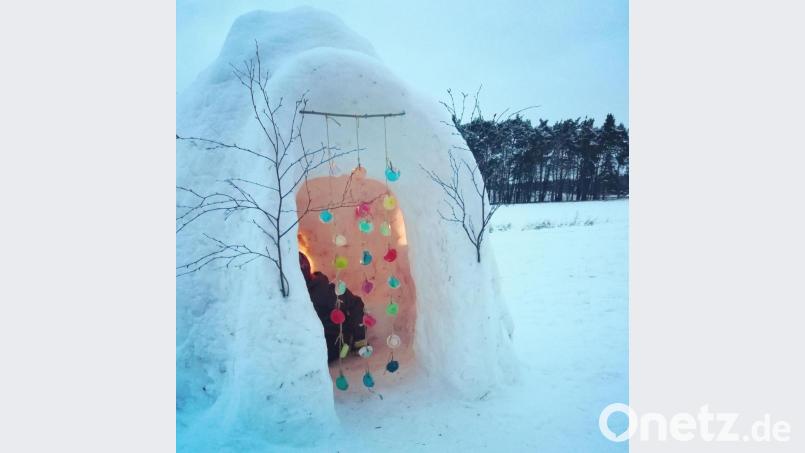Ein wunderbarer Platz für ein romantisches Abendessen ist der von Dagmar Pillny und Sohn Lorenz gebaute Iglu. Bild: sei