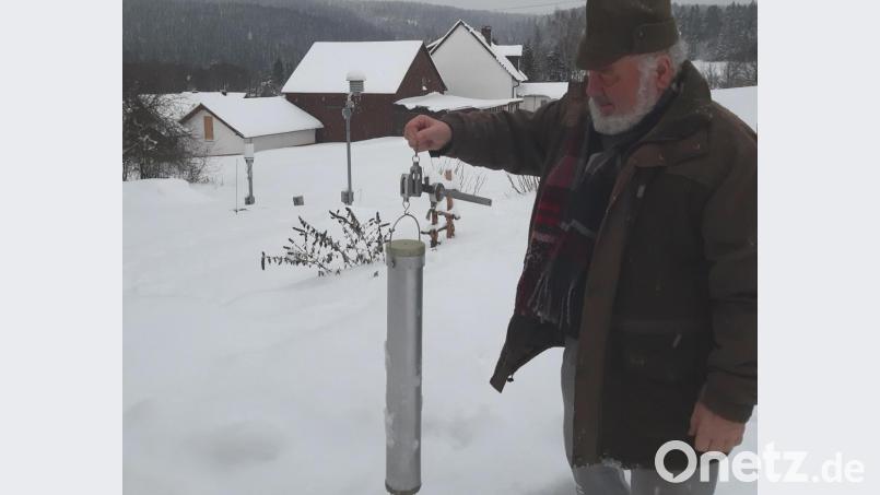 Täglich um 6.50 Uhr misst Karl Kuhbandner in Hüttstadl die Schneedecke und den Neuschnee. Bild: gis