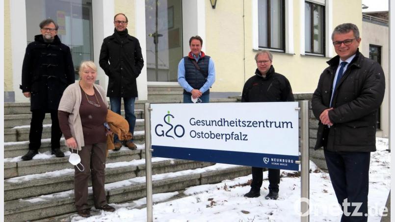 Das Ärzteteam am „Gesundheitszentrum Ostoberpfalz“ ist von zwei auf vier Mediziner angewachsen. Das Bild zeigt von links: Dr. Richard Wagner, Dr. Christine Boumadani, Walter Heigenhauser, Dr. Heinz Rödl, kaufmännischen Leiter Georg Keil und Bürgermeister Martin Birner. Bild: rhi