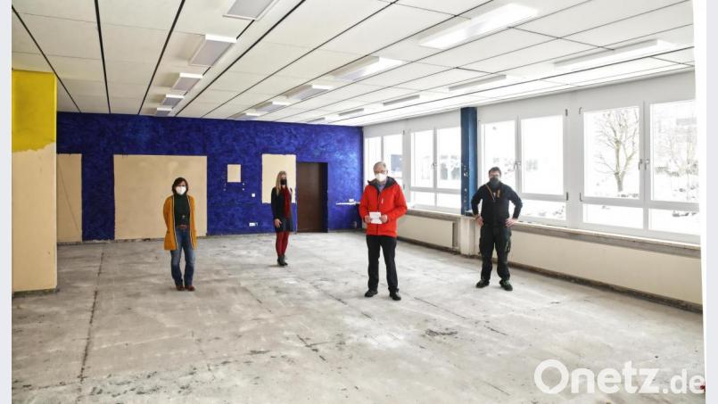 Hier soll ein weiterer Gruppenraum für den städtischen Kinderhort entstehen. Auf dem Bild Bürgermeister Johannes Reger (zweiter von rechts) mit (von links) Hortleiterin Sabrina Goller, Rektorin Sabine Graser und Hausmeister Achim Brack. Bild: njn