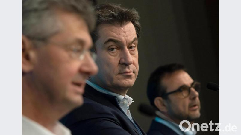 Michael Piazolo (l-r, Freie Wähler), Staatsminister für Unterricht und Kultus, Markus Söder (CSU), Ministerpräsident von Bayern, und Klaus Holetschek (CSU), bayerischer Staatsminister für Gesundheit und Pflege. Bild: Peter Kneffel/dpa