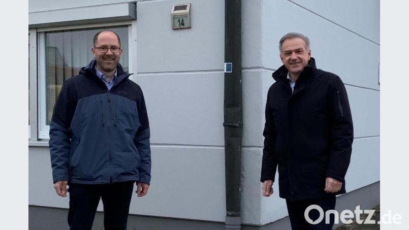 Der Initiator des Coworking in Kemnath, Thomas Völkl (links), führte Landrat Roland Grillmeier durch die neuen Räumlichkeiten der Innovationsstätte. Bild: mez