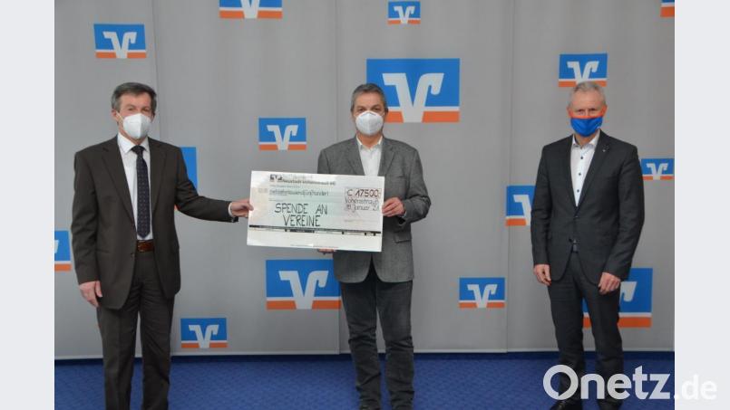 37 Organisationen aus Vohenstrauß und Umgebung wurden von der Raiffeisenbank Neustadt-Vohenstrauß eG mit der Rekordsumme von 17.500 Euro bedacht. Stellvertretend für alle Vereine und Institutionen nahm Bürgermeister Andreas Wutzlhofer den Spendenscheck im Raiffeisensaal von Vorstandsmitglied und Direktor Robert Stahl sowie Geschäftsstellenleiter Hermann Helm entgegen. Bild: dob