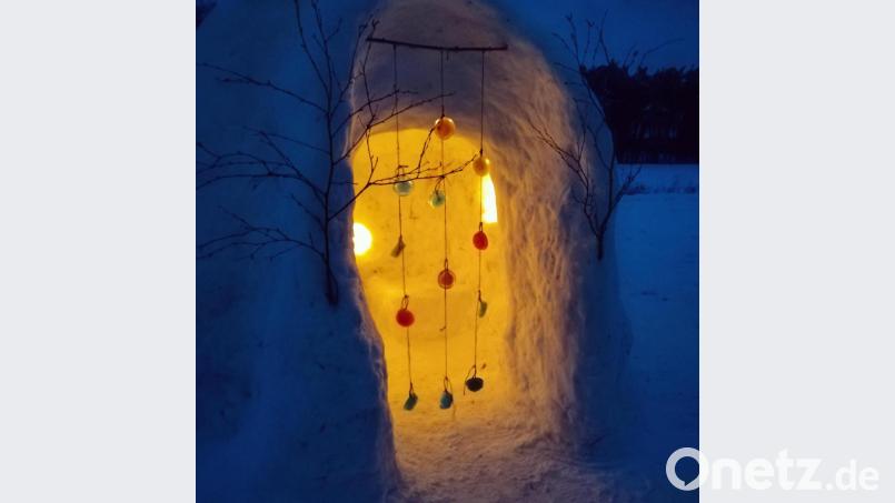 Der Eingang des Iglus wurde mit einem Vorhang aus bunten Eisscheiben gestaltet. Bild: sei