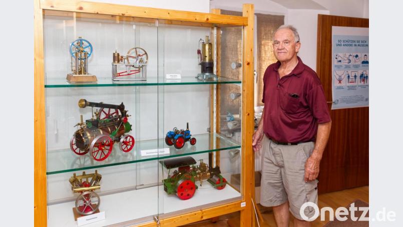 Im Heimat- und Bergbaumuseum ist eine Sonderausstellung über Dampfmaschinen zu sehen. Mit auf dem Bild Museumsleiter Manfred Klöble. Bild: njn