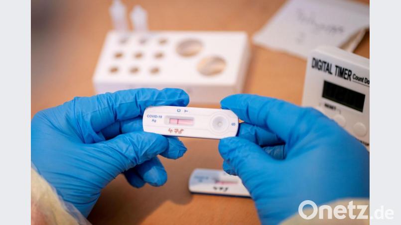 Ein Sanitäter hält einen Testträger eines Corona-Schnelltests in der Hand. Archivbild: Kay Nietfeld/dpa