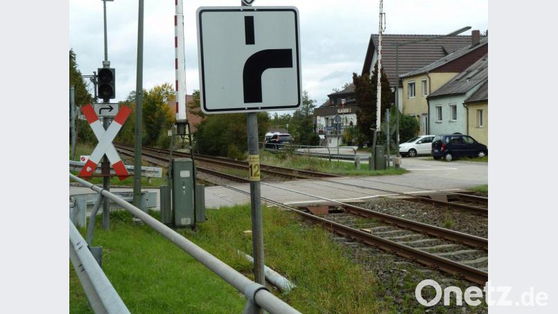 Die Deutsche Bahn möchte das Eisenbahnkreuzungsgesetz bei der Beseitigung des Bahnübergangs im Ledermühlweg (Bild) nicht anwenden. Das hätte finanzielle Nachteile für die Stadt Nabburg Archivbild: Wilhelm Amann