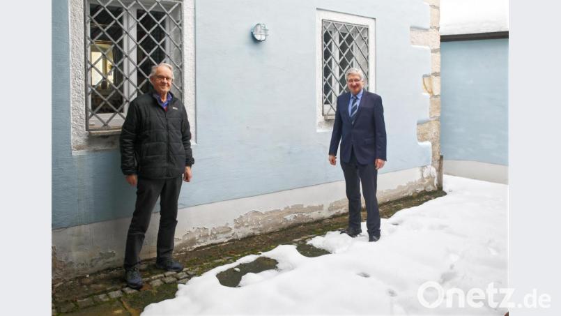 Nach den Worten von Bürgermeister Johannes Reger (rechts) soll in diesem Jahr die Außenfassade repariert werden. Mit auf dem Bild Museumsleiter Manfred Klöble (links). Bild: njn