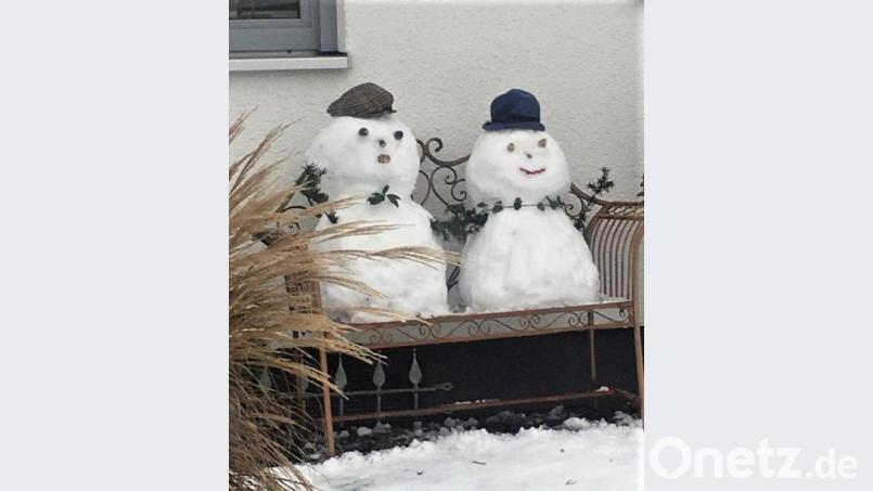 Das Pärchen in weiß ließ sich auf der Gartenbank nieder. Bild: rgr
