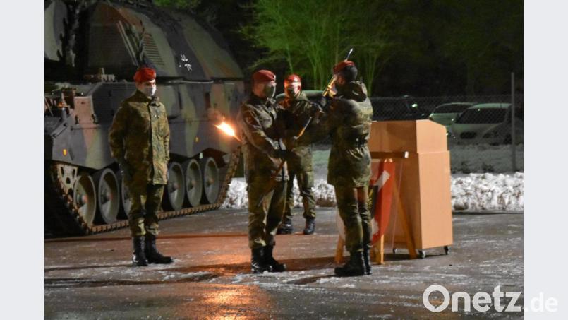 Den Batterie-Wimpel übergibt (von rechts) der ehemalige Chef Markus Dümler mit Oberstleutnant Sven Zickmantel an Major Martin Seydenschwanz. Bild: Mario Hönig/Bundeswehr Weiden/exb