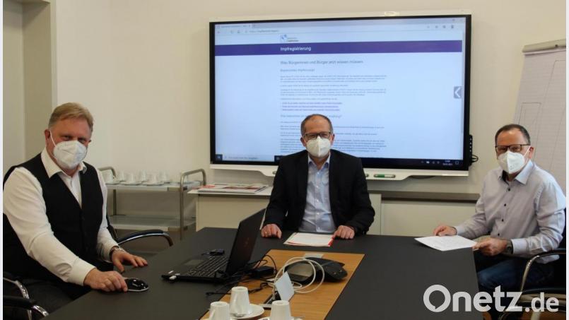 Bürgermeister Roman Schäffler (Mitte), VG-Geschäftsstellenleiter Reinhard Herr (links) sowie Ordnungsamt-Leiter Martin Graser wollen, dass alle Senioren, die sich impfen lassen lassen möchten, auch die Möglichkeit dazu bekommen. Bild: stg