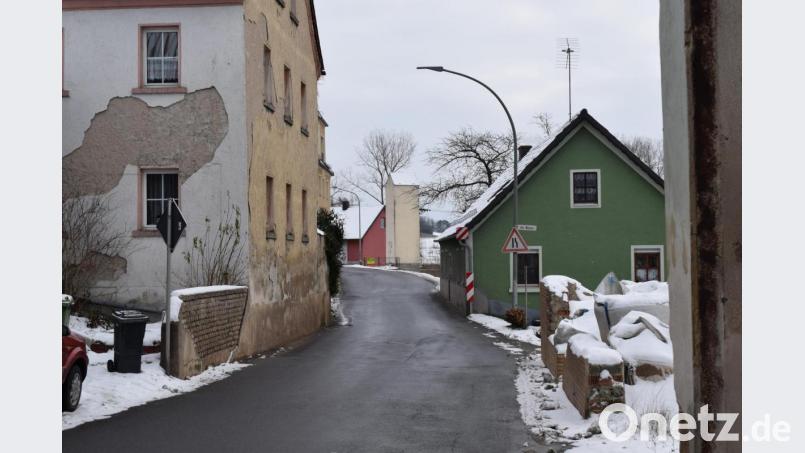 Ein echtes Verkehrshindernis ist die Engstelle der Staatsstraße in Altendorf. Künftig soll hier "Zone 30" gelten. Bild: bnr