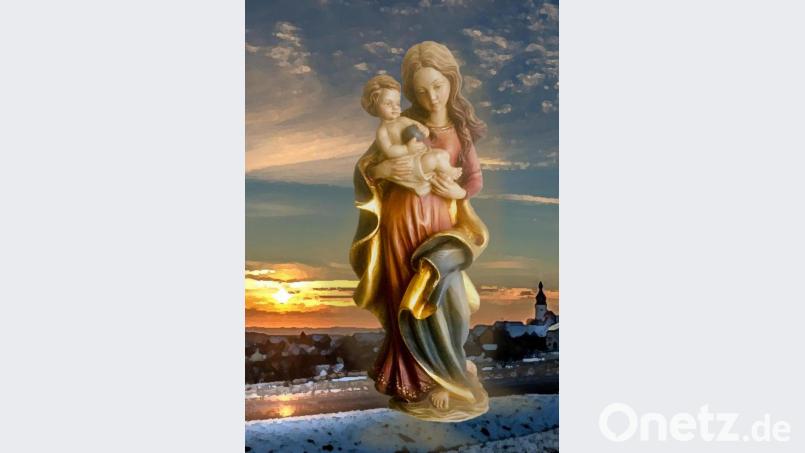 Die Muttergottes vor dem gemalten Ortsbild von Thurndorf. Bild: Schwemmer, Sonja (LfF-R)
