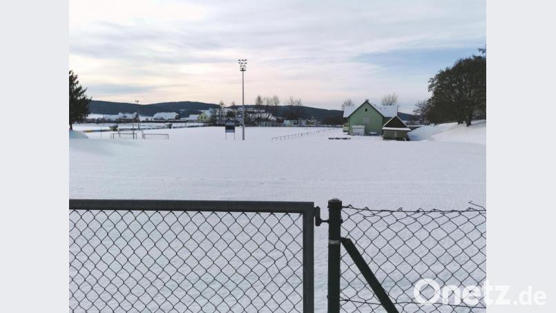 Dieser Teil des Sportgeländes wird als Fußballplatz (rechts das TSV-Vereinsheim) genutzt. Fürs Handballturnier wären sieben Spielfelder möglich. Es gibt auch genügend Platz, damit die Sportler campen und gemeinsam feiern können Bild: Portner