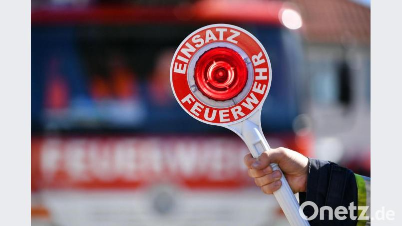 Als die Polizei zu einem unerlaubten Treffen in Regensburg stieß, versuchte ein 23-Jähriger auf das Dach zu flüchten. Symbolbild: Martin Schutt/dpa