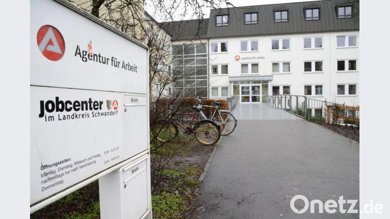 Wie die Geschäftsführung der Agentur für Arbeit bei ihrem Blick auf das Jahr 2020 bilanziert hat, war Im Agenturbezirk zeitweise jeder dritte Betrieb in Kurzarbeit. Anders als in früheren Krisen waren Unternehmen jeder Branche und Größe betroffen. Bild: Hartl