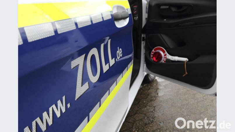 Zollfahnder haben einen Kleinbus nähe Waidhaus angehalten und entdeckten 24.000 Schmuggelzigaretten. Bild: Andreas Scholz/exb