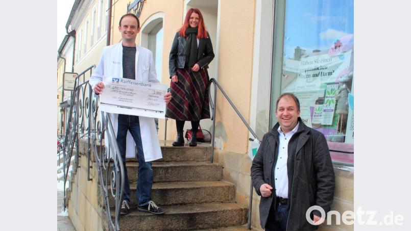 Insgesamt 3000 Euro verteilt Apotheker Dr. Sebastian Vonhoff (links) zu gleichen Teilen an Jessika Wöhrl-Neuber vom Familienzentrum &quot;Mittendrin&quot; und Holger Hassel, Leiter des SOS-Kinderdorfs Oberpfalz in Immenreuth. Bild: stg
