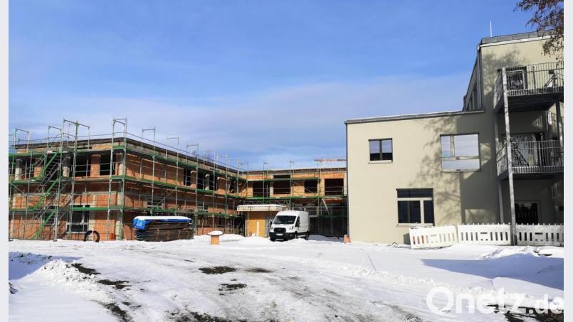 Die zuletzt erneut gestiegenen Kosten beim Großprojekt Grundschule – rechts im Bild der fertig sanierte Trakt, links der Neubau für Kinderhort und Ganztagsbetreuung – waren auch kurz ein Thema in der jüngsten Stadtratssitzung. Bild: lnz