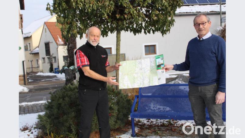 Riedens neuer Wanderwegewart Werner Meiler (links) mit der gemeindlichen Wanderkarte und Bürgermeister Erwin Geitner. Bild: sam