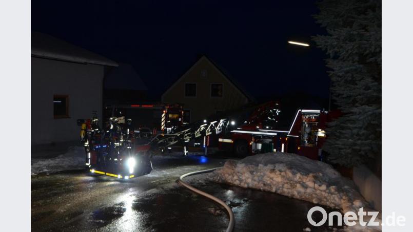 Durch die Minustemperaturen gefror das Löschwasser zu einer gefährlichen Eisplatte auf der Straße. Bild: dob