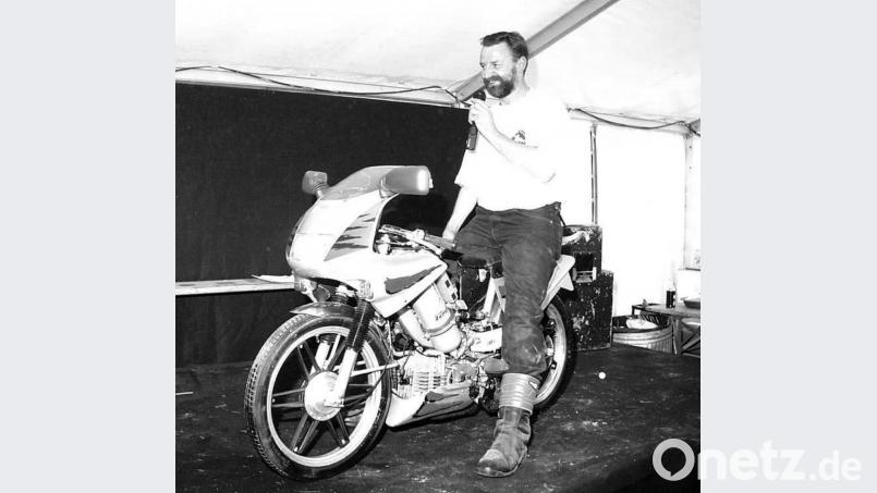 Kraftfahrzeugmechanikermeister Sepp Zeitler aus Speinshart hat in zweijähriger Kleinarbeit einen Wasserstoffmotor für Zweiräder entwickelt. Archivbild: Fritz Fürk