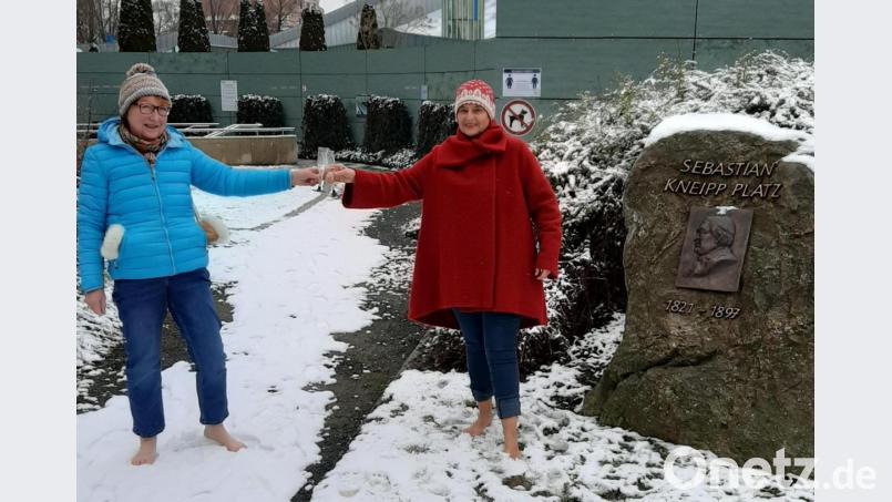 Gisela Prüll (links) und Evelin Hensel vom Amberger Kneippverein beim Schneetreten. Bild: exb