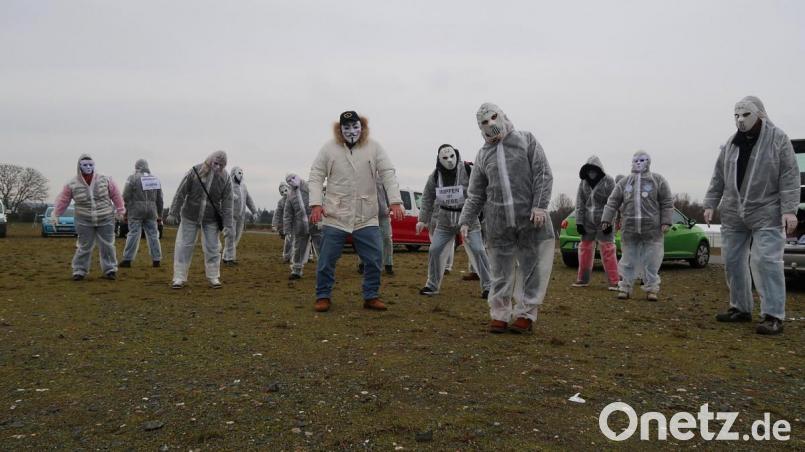 So demonstrierten &quot;Querdenker&quot; auf dem Neuen Festplatz in Weiden gegen die &quot;Schwarze Wahrheit&quot;. Archivbild: Kunz