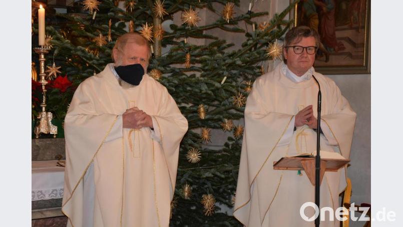 Pfarrer Marek Baron (rechts) war Hauptzelebrant und Prediger beim ersten Gebetstag um die Seligsprechung der Therese Neumann im Jahr 2021. Links Pfarrseelsorger Pater Benedikt Leitmayr. Bild: jr