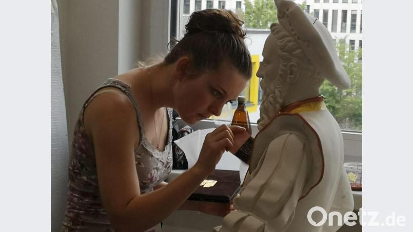 Kirchenmalerin Sarah Deiminger bei der Arbeit an ihrer Meisterfigur, die sie &quot;Giacomo&quot; nennt. Bild: Sarah Deiminger/exb